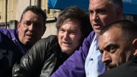 Manifestantes atacan con piedras a Javier Milei durante un acto proselitista