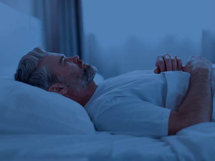 Qué significa despertarse en medio de la madrugada según la psicología