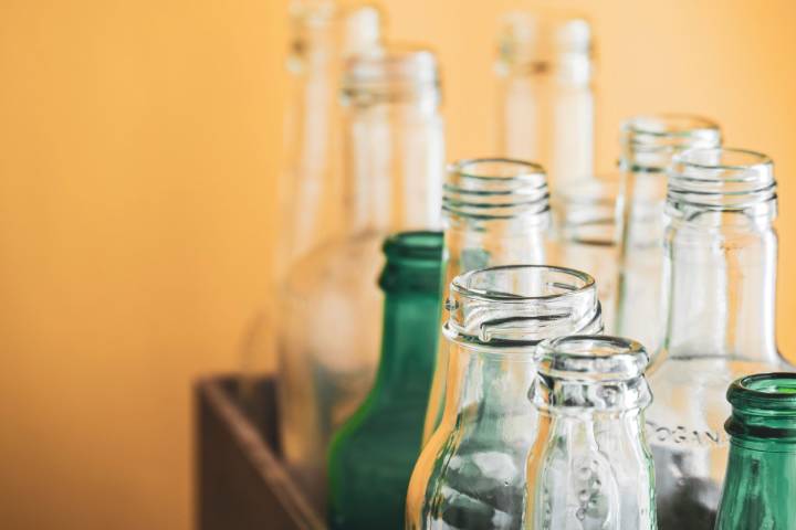 Con 8,000 botellas de vidrio lograron construir una casa de 7 habitaciones