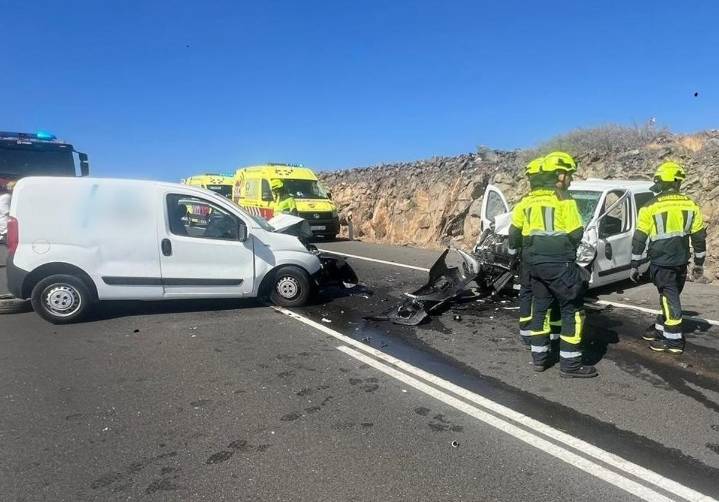 Dos heridos críticos en una colisión frontal en la GC-500, en San Bartolomé de Tirajana
