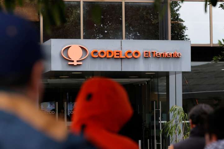 Encuentran el cuerpo de uno de los cinco mineros atrapados en la mina chilena El Teniente