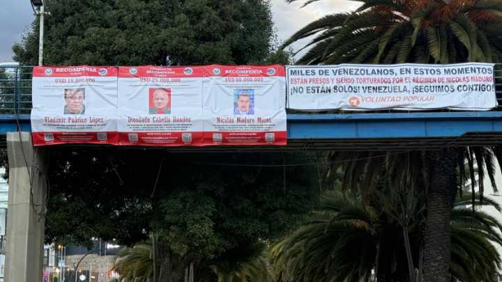 FOTOS: aparecen en Ecuador pancartas gigantes de la recompensa que EEUU ofrece por Maduro