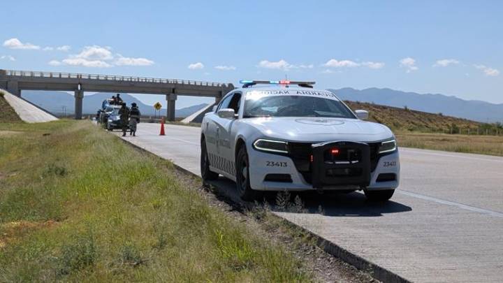 Hallan camioneta baleada en el Libramiento Oriente