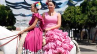 Flamencas y caballistas llenan de color y vida el Real con sus vestimentas
