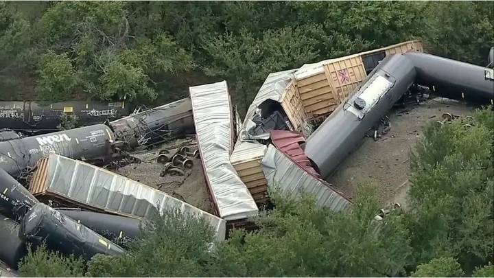 Descarriló un tren en Texas y provocó serios incendios: al menos 35 vagones se salieron de las vías