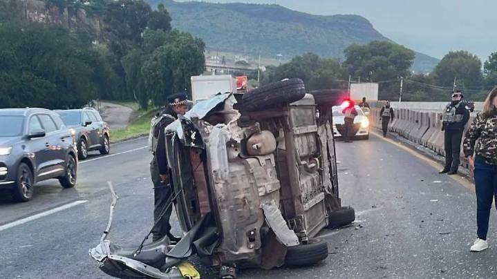 Auto chocó con un tráiler y terminó volcado