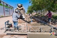 Inician trabajos de vaciado de concreto hidráulico en la Calle Ferrocarril de Meoqui