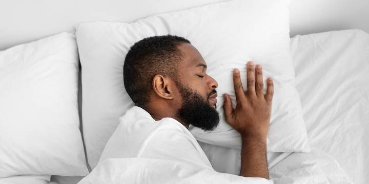 Dormir bien y comer bien se relacionan con un mejor bienestar mental entre los adultos jóvenes