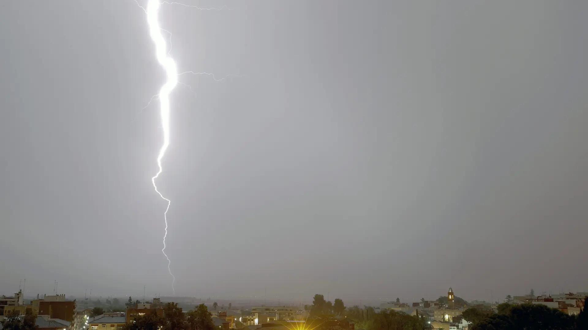 Muere la mujer alcanzada por un rayo en Valencia cuando se refugiaba de la lluvia bajo un árbol junto a su hija