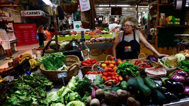 A subasta más de 100 lotes de puestos en los mercados municipales de València