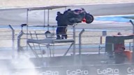 La 'salvada' de un cámara de MotoGP esquivando la 'moto voladora' de Acosta