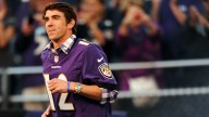 Michael Phelps teaches Ravens players to swim