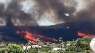 Espectacular maniobra del Infoca: un helicóptero toma agua en la playa de Los Alemanes para combatir el incendio de Tarifa