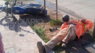 Siniestro vial en el Bº Los Flores: un motociclista fue hospitalizado tras ser atropellado por una combi