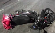 Un repartidor voló por el aire tras chocar contra una obra en plena Avenida 7