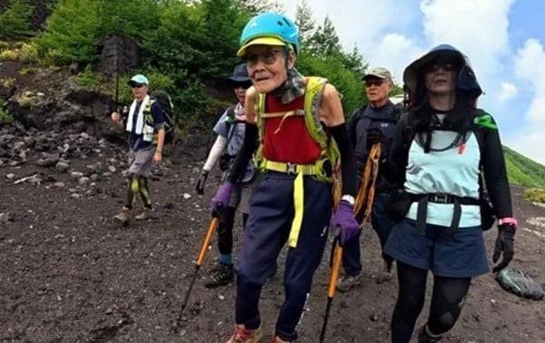 Japonés de 102 años bate el récord en subir al monte Fuji