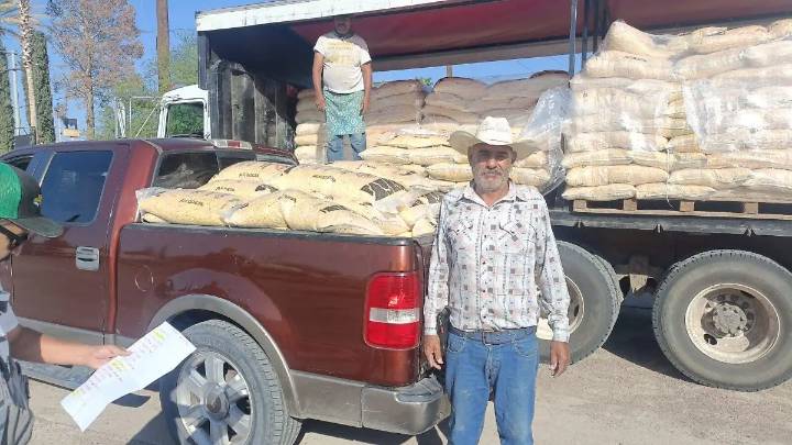Entregan 12 toneladas de maíz a ganaderos de Jiménez como apoyo ante sequía y cierre de frontera