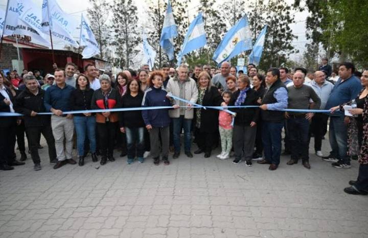 El gobernador Jaldo inauguró obras de iluminación y pavimento en la comuna de Arcadia