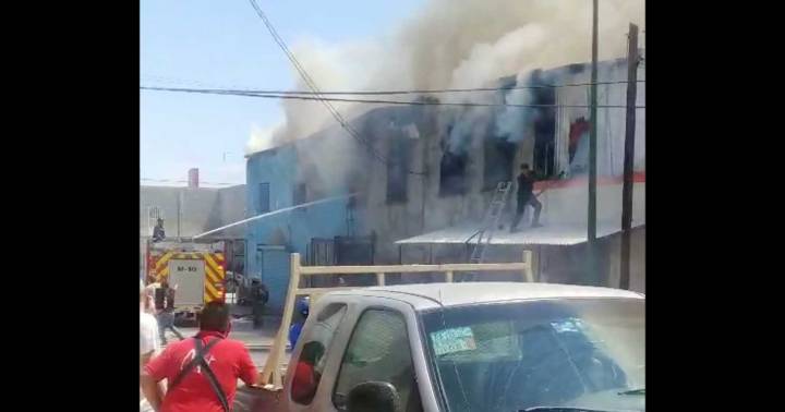 Reportan incendio en bodega de la colonia Barrio Alto