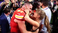 Taylor Swift y Travis Kelce hacen su primera aparición pública como prometidos (VIDEO)