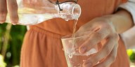 Regula los niveles de azúcar en la sangre sin correr riesgos tomando vinagre de manzana por las mañanas de esta forma