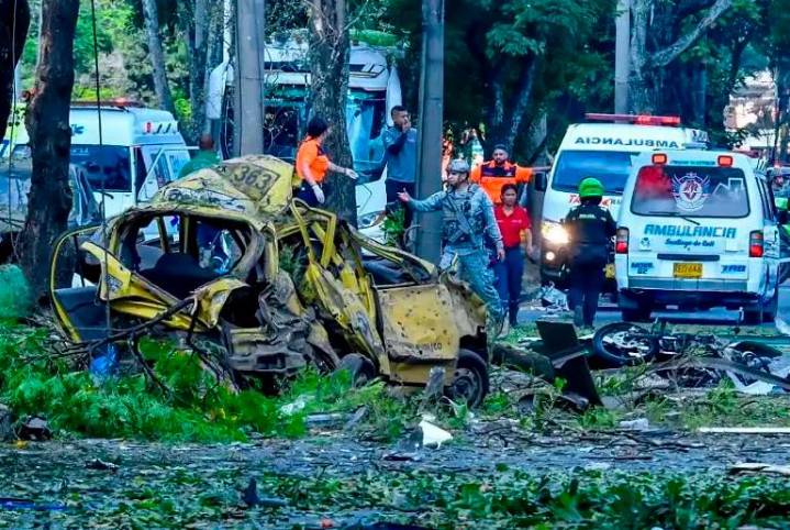 ¿Aceptación del fracaso de la “paz total”? Tres expertos analizan las causas y consecuencias de los atentados en Amalfi y Cali