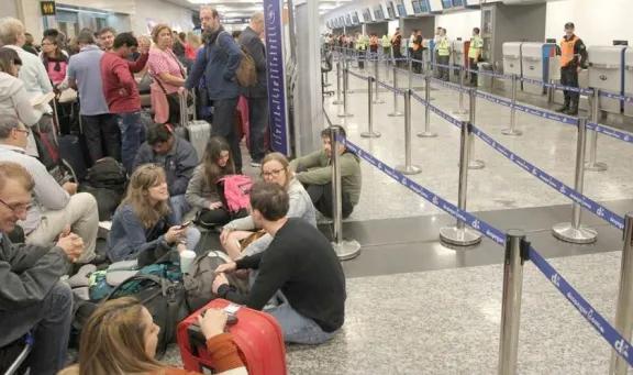 Los controladores aéreos suspendieron el paro del jueves tras un llamado a negociación del Gobierno