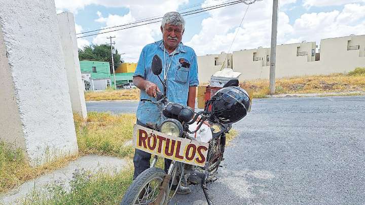 Rotulista de Nuevo Laredo recorre la ciudad desde hace 3 décadas buscando 'pintar' negocios