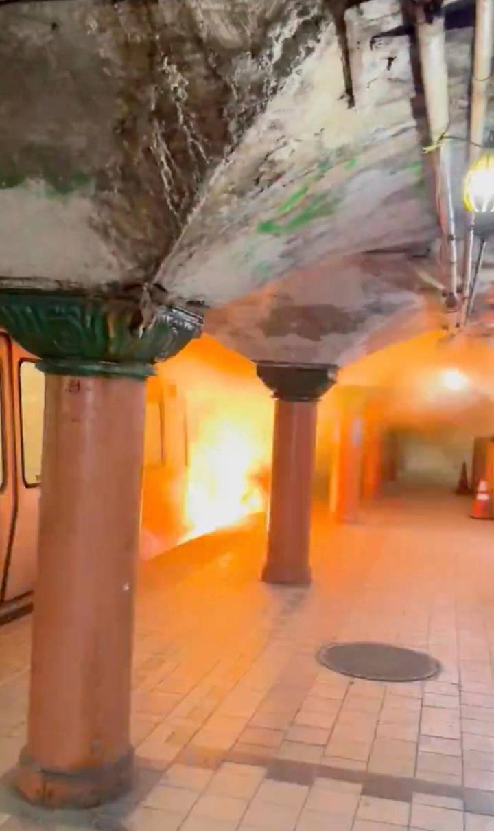 Llamas y humo obligan a pasajeros a evacuar tren en área de Nueva York