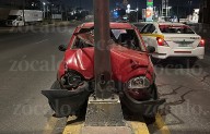 Cansancio vence a joven al manejar, dormita y se estrella en luminaria de LEA; acababa de salir de trabajar