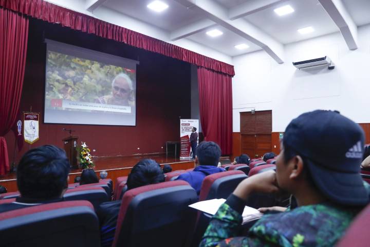 Periodistas de el Diario El Peruano y la Agencia Andina comparten sus conocimientos en el simposio "El rol del Diario El Peruano en los 200 años de historia en la vida política del Perú" en la Univers