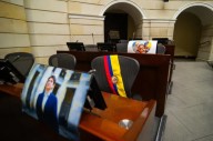 El padre del difunto senador Miguel Uribe sustituye a su hijo como precandidato presidencial en Colombia