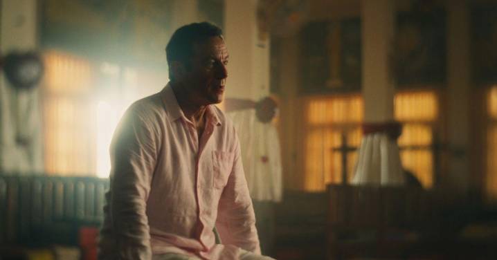 Jason Isaacs Reveals Shocking Cut Scenes From 'The White Lotus' 