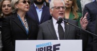 Padre del precandidato colombiano asesinado Miguel Uribe toma su lugar y dice no tener miedo