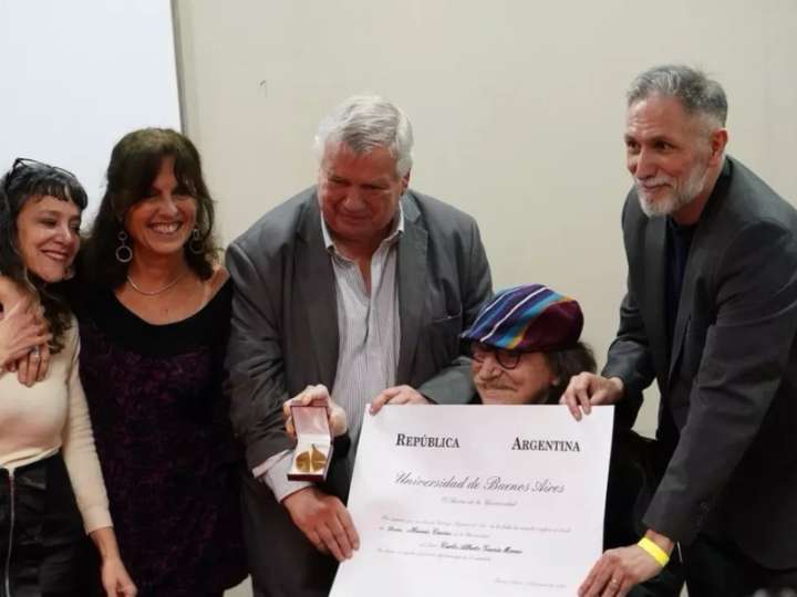 Charly García recibió el Doctorado Honoris Causa de la UBA en un acto emotivo y multitudinario