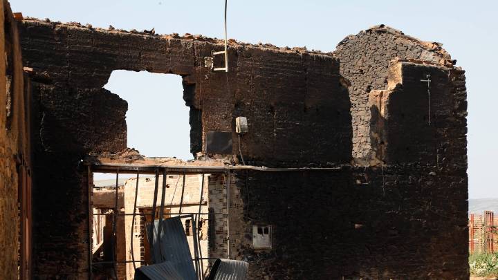 Retorno al boquete de las llamas en pueblos cubiertos de ceniza
