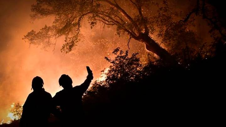 Vídeo: captan un impresionante tornado de fuego durante un incendio en Portugal
