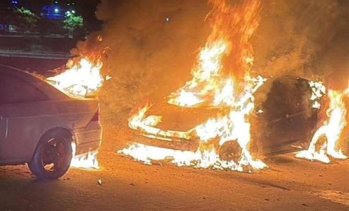 Incendio consume 2 vehículos de policías municipales en Vallarta