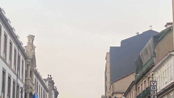 El aire es irrespirable en Ourense como consecuencia del humo de los devastadores incendios por toda la provincia
