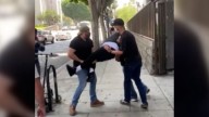 Hombre pide ayuda mientras presuntos agentes de ICE lo detienen frente a un tribunal en Los Ángeles