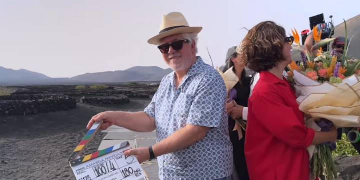 Pedro Almodóvar concluyó el rodaje de “Amarga Navidad” con abrazos y flores para el elenco