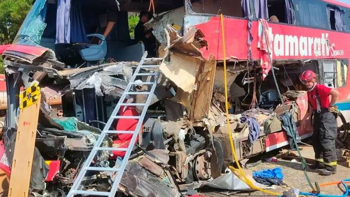 Tragedia en Brasil: choque frontal entre micro y camión deja decenas de víctimas