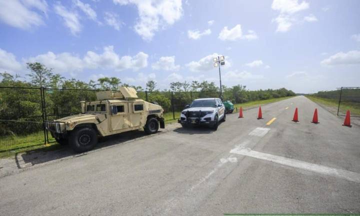 Alligator Alcatraz se afianza como modelo de detención migratoria en EE UU en su primer mes
