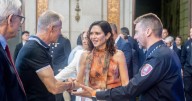 Ayuso sigue sin noticias del reparto de menores inmigrantes: «Nosotros no veraneamos con el presidente»