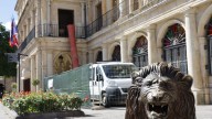 Sillones de piel y nogal en Poridad