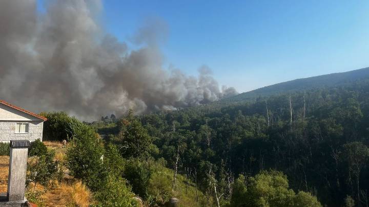 Carballeda de Avia revive la pesadilla del incendio mortal del 2017: «El mayor miedo es si alcanza los pueblos»