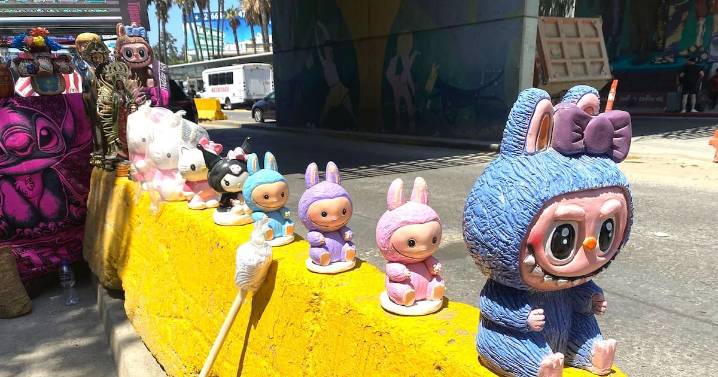Trump y Labubu, las alcancías que más se venden en la frontera