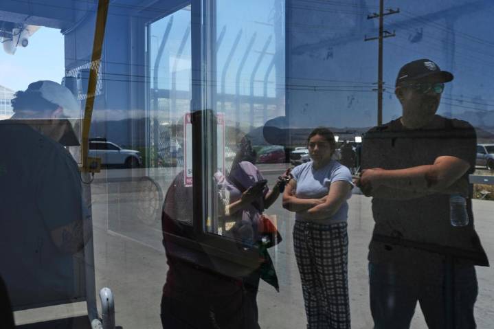 Gobierno de Trump pide a Corte Suprema quitar restricciones a detención de migrantes en California