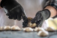 Dos personas más mueren por bacteria “come carne”