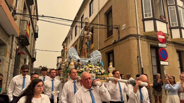 Navia, con panderata y su Virgen de la Barca